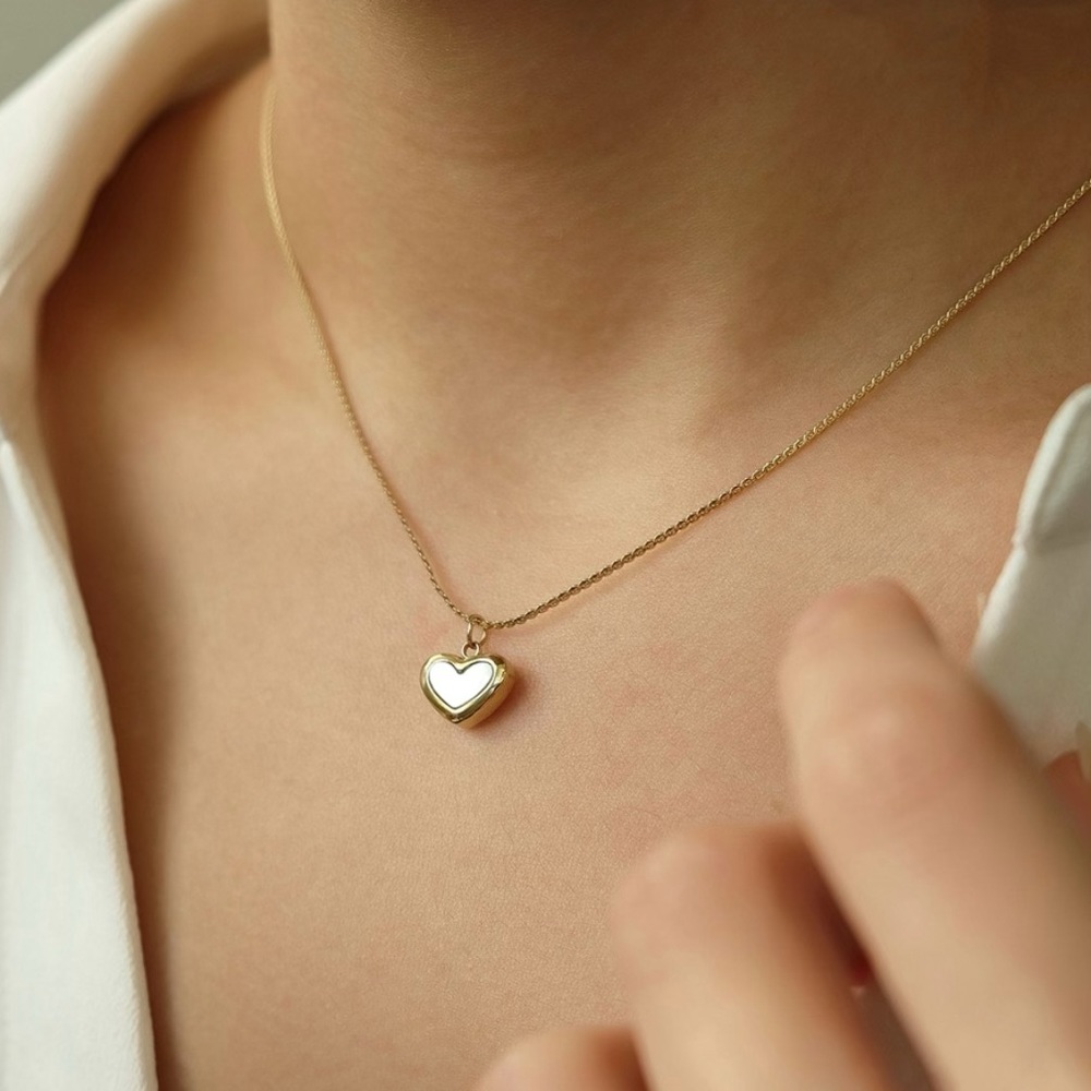 Dainty Shell Dainty Necklace | Gold Plated Stainless Steel - Picture 3 of 3